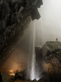mysticplaces:  mysticplaces:  Carsten Peter, Hang Son Doong, 2011