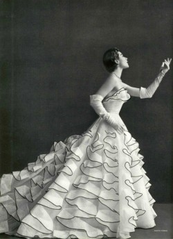 maliciousglamour:  L’Officiel #371, 1953Photographer: Herbert