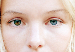 viirginsuicides:  heterochromia  het·er·o·chro·mi·a (hět’ə-rō-krō’mē-ə) n.  A difference in coloration in two structures or two parts of the same structure that are normally alike incolor.