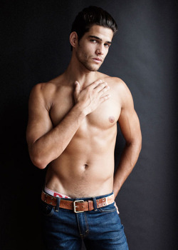gaycountry:  check this dude out in his jeans such a hunk 