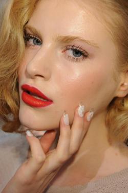 couturecourier:  Love these “Lucite Lace” nails! (via Joy