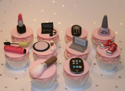 onlycupcakes:  The fondant decorations on these cupcakes made