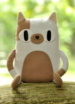 albinwonderland:  agentraybans:  Cake the cat plush by Mochikaka