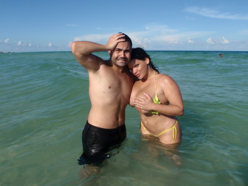 always making time Â to show @enriquesantos my boobs. siemre haciendo tiempo para ensenarle mis tetas a @enriquesantos