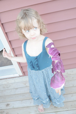 nakedwizard:  “i am a purple cabbage arm”   she is so cute.