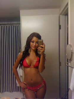 beautyandthecreep:  Beautiful lady with great #bikini body! @MelanieIglesias