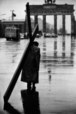 Berlin, October 1961 photo by Toni Frissell