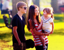  Selena conhecendo Jazmyn Bieber. Selena: Oi! Jazmyn: Alex! Alex!