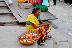 souls-of-my-shoes:  offering saleswoman- Godoliya, Varanasi,