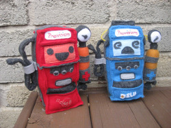 drvalkyrie:  quietsnooze:  Price drop on the dispenser plushies! Pick one up for you or a friend today! Supplies limited, :D. http://www.etsy.com/listing/82760402/team-fortress-2-dispenser-plushies  DO WANT *U*  OMG GIMMIEEEEEE &lt;3