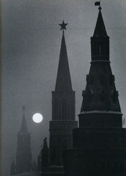 goth-nymphet:  undr:  Carl Mydans The Kremlin and Spassky Tower,
