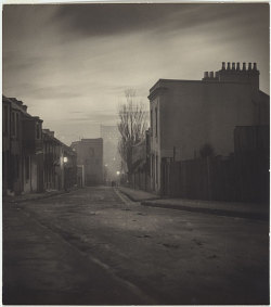 undr:  Harold Cazneaux “Lighting up” Albion Street, Surry