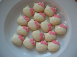 crickettes:  White chocolate Hello Kitty by Clareanne on Flickr.