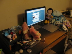rabbithugs:  fiztheancient:  the desk of a big fat nerd  im jealous,