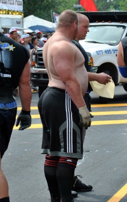 bigsexymen:  chubbscrook:  His ass seems proud of something   protruding bulk lights my fire 
