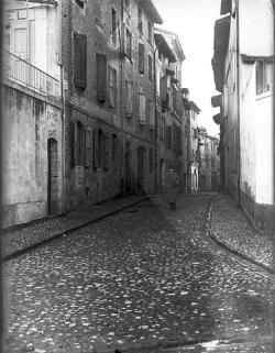 liquidnight:  Amélie Galup Rue de la Porte Neuve in Albi France,