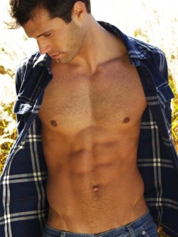 fithotguys:  HUNK IN PLAID 