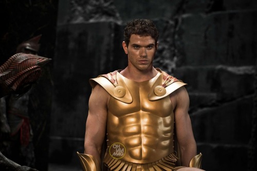 protectorofbonnieandcaroline:  Photos of Kellan Lutz in ‘Immortals’ Movie Source - OhLaLa 