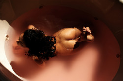 runirone: tub tales : strawberry bubbles : melissa gallo 