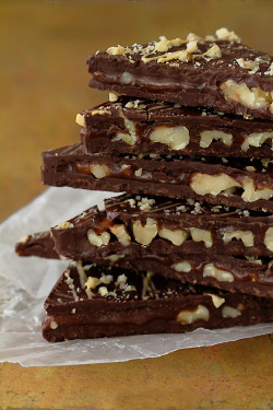 hannaikhlas:  Caramel filled chocolate turtle bark  YOM