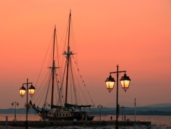 jtkfr:  Sunset on Dapia with traditional vessel and lamp posts.