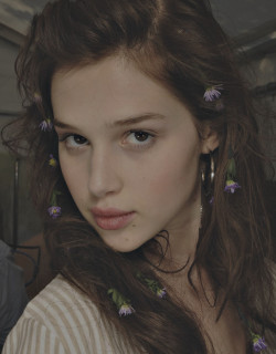 Anais Pouliot backstage Alexis Mabille Spring 2012