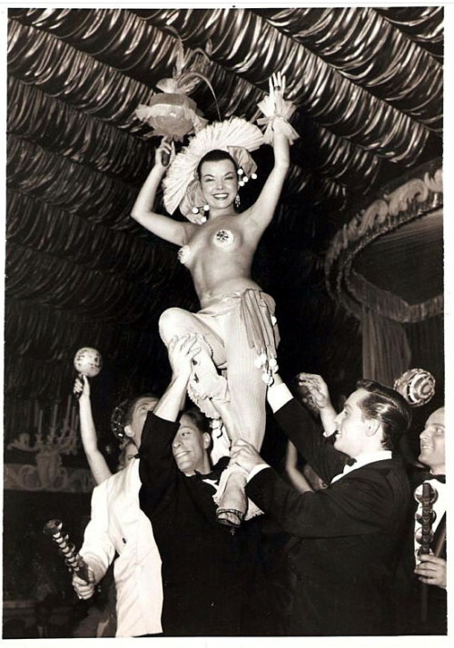 burleskateer:  Nejla Ates Hoisted aloft by onstage revellers at the ‘Latin Quarter’ nightclub in NYC; sometime in the 1950’s.. 