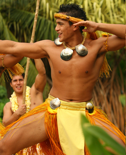 pollynesian-ink:  cutie cook island dancer 