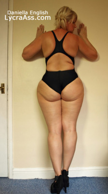 bbwgirlsfatwomen:  #bigass big juicy ass blonde in tight bikini