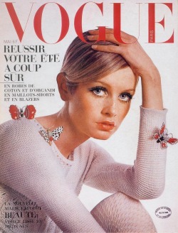 lieser:  Twiggy on Vogue cover (1967) 