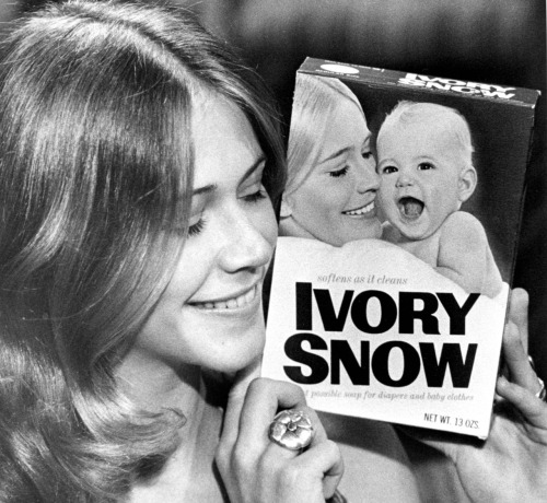 Marilyn holding the Ivory Snow box with her image