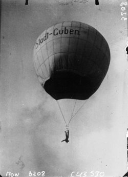 xplanes:  “The pilot German parachutist Conrad testing a new parachute: [photography of press]/World Agency” (translated, via) 