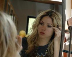 iheartshakira:  Shakira putting up some make up… she still