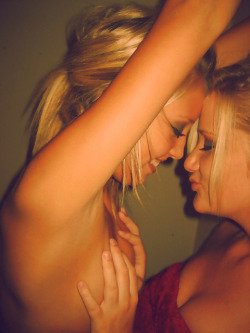argipetros:  blondes getting it on 