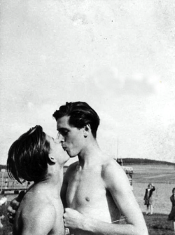 lostsplendor:  photographer unknown, Germany c. 1930s. (via Woolf