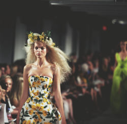 oscarprgirl:  flower child.   Daphne en Oscar de la Renta, perfecta