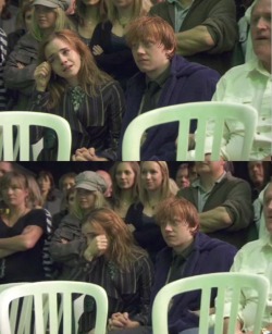  Rupert e Emma de mãos dadas vendo o vídeo de despedida *—-*