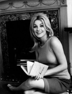 oficinadodiabo:  Sharon Tate reads. 