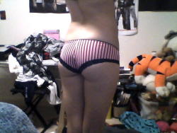 br0kenlies:  br0kenlies:  pants off thursday  this is my ass