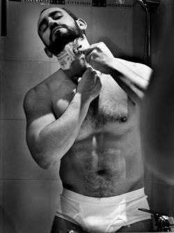 bearforce2:  guysthatgetmehard:  shaving  Woof. 