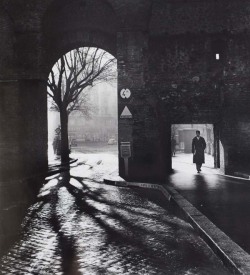 luzfosca:  Mario DiGirolamo Entering the Eternal City, Rome, 1958