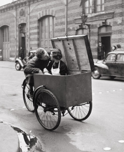 Le Baiser Blotto photo by Robert Doisneau, 1950