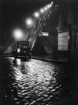 luzfosca:  Willy Ronis Rue Muller à Montmartre, 1934 Thanks