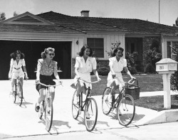 vintagegal:  Rita Hayworth leaving her house with friends. 1940