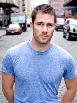 fuckyeahcuteactors:  Luke Macfarlane  