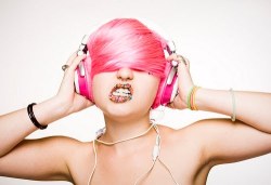  Eu  viajo ouvindo música. 