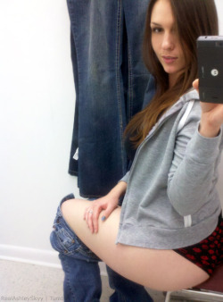 realashleyskyy:  in a fitting room trying on jeans.. I hate shopping,