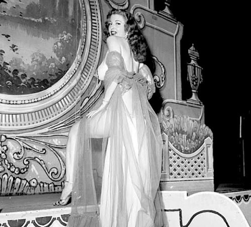 Tempest Storm decides to turn the other cheek.. A vintage 50’s-era photo taken on the ‘FOLLIES Theatre’ stage in Los Angeles, California..