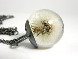 wickedclothes:  A dandelion pendant! 