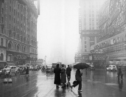 fuckyeahvintage-retro:  Rainy foggy day at Times Square, 1938